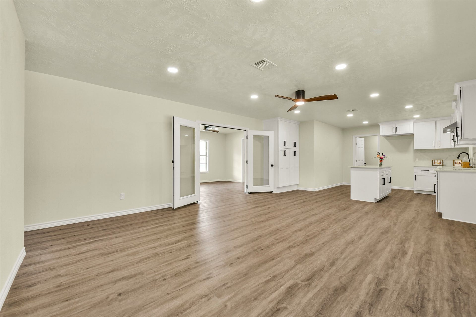319 E South Street, Alvin, TX 77511 319 E South Street, Alvin, TX 77511
