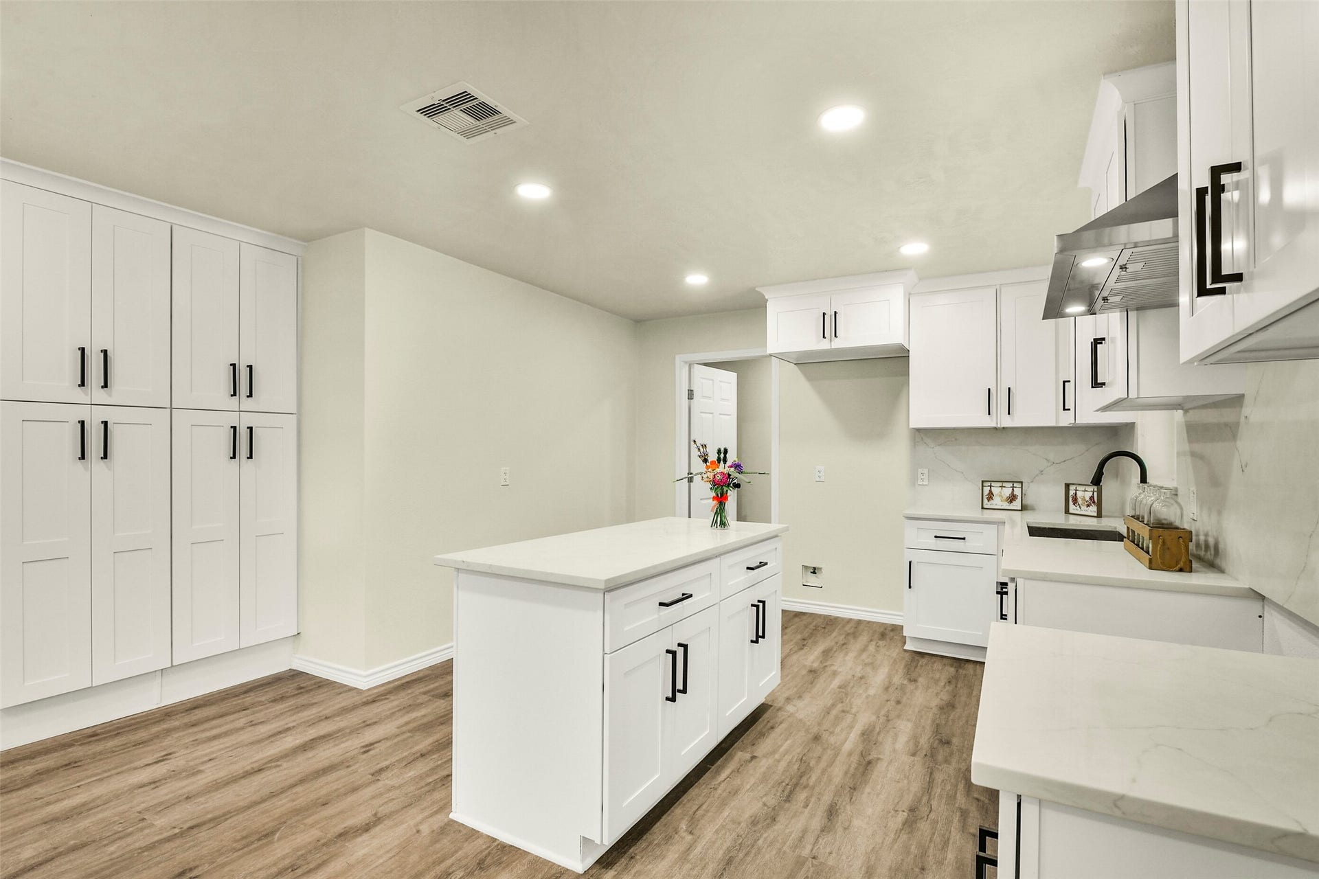 319 E South Street, Alvin, TX 77511 319 E South Street, Alvin, TX 77511