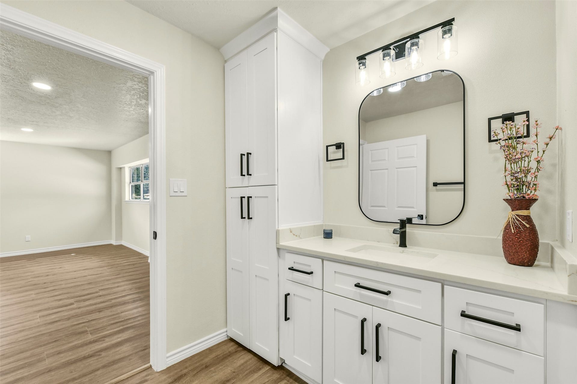 319 E South Street, Alvin, TX 77511 319 E South Street, Alvin, TX 77511