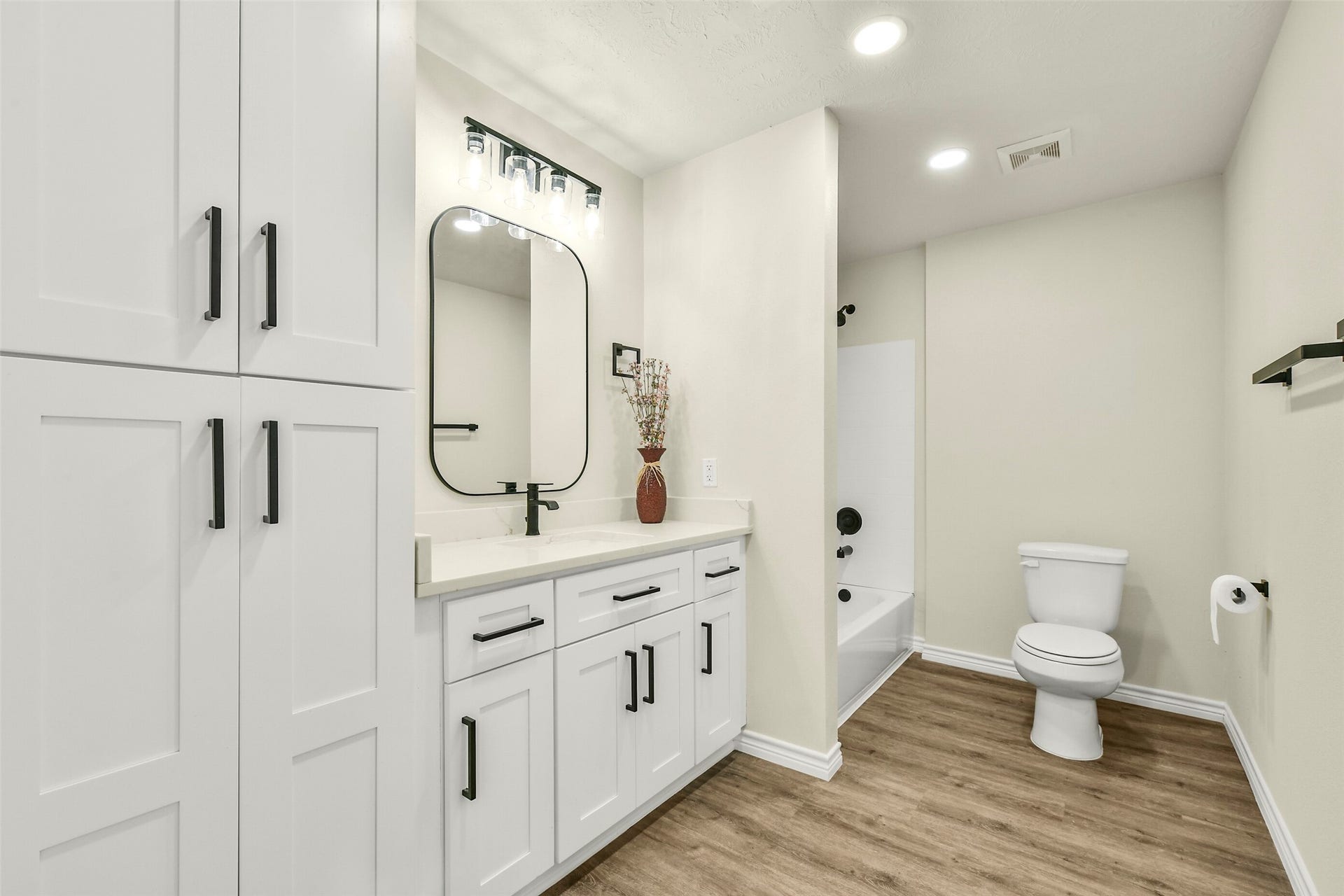 319 E South Street, Alvin, TX 77511 319 E South Street, Alvin, TX 77511