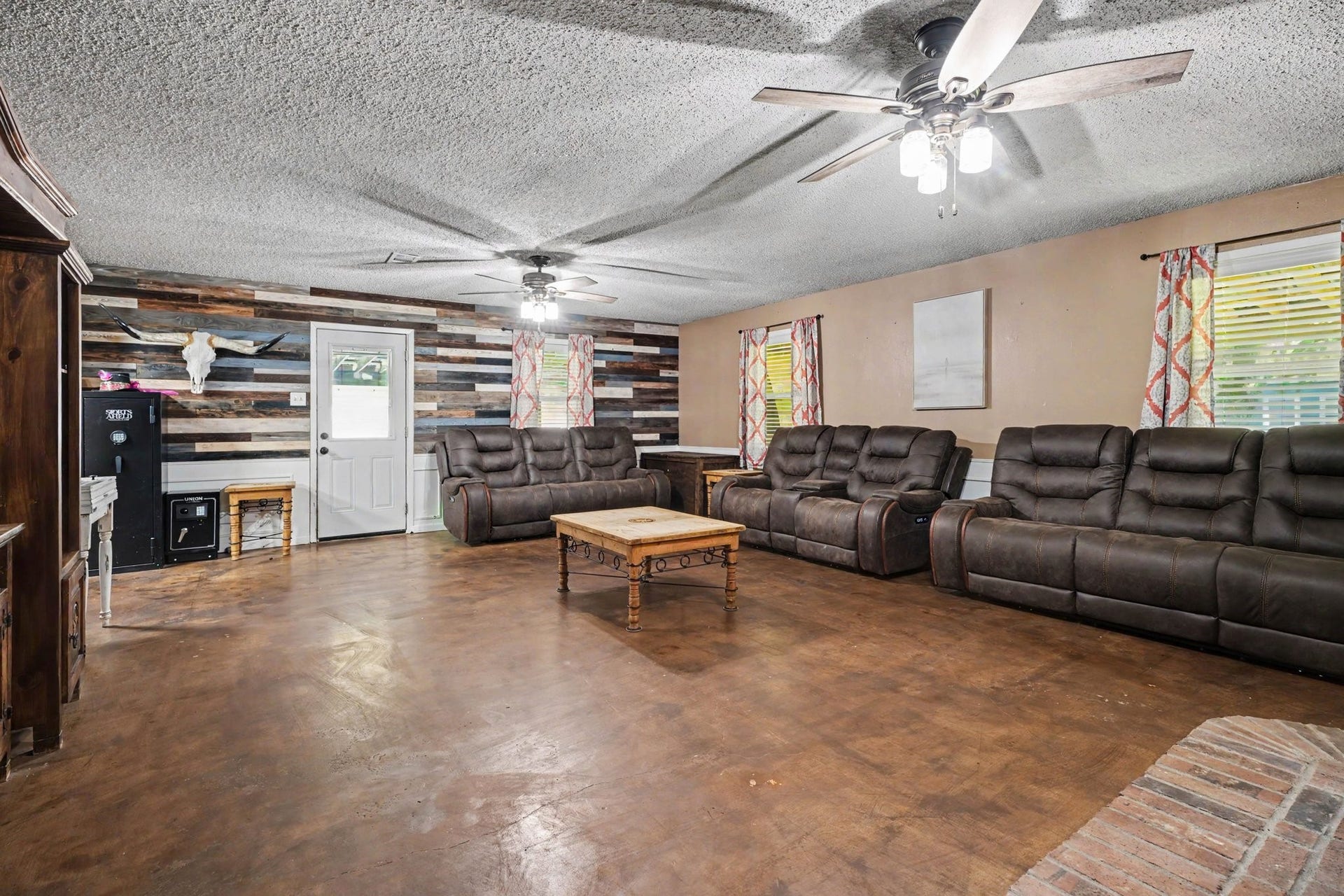 17310 Mcdonald Road, Alvin, TX 77511 Second view of living area