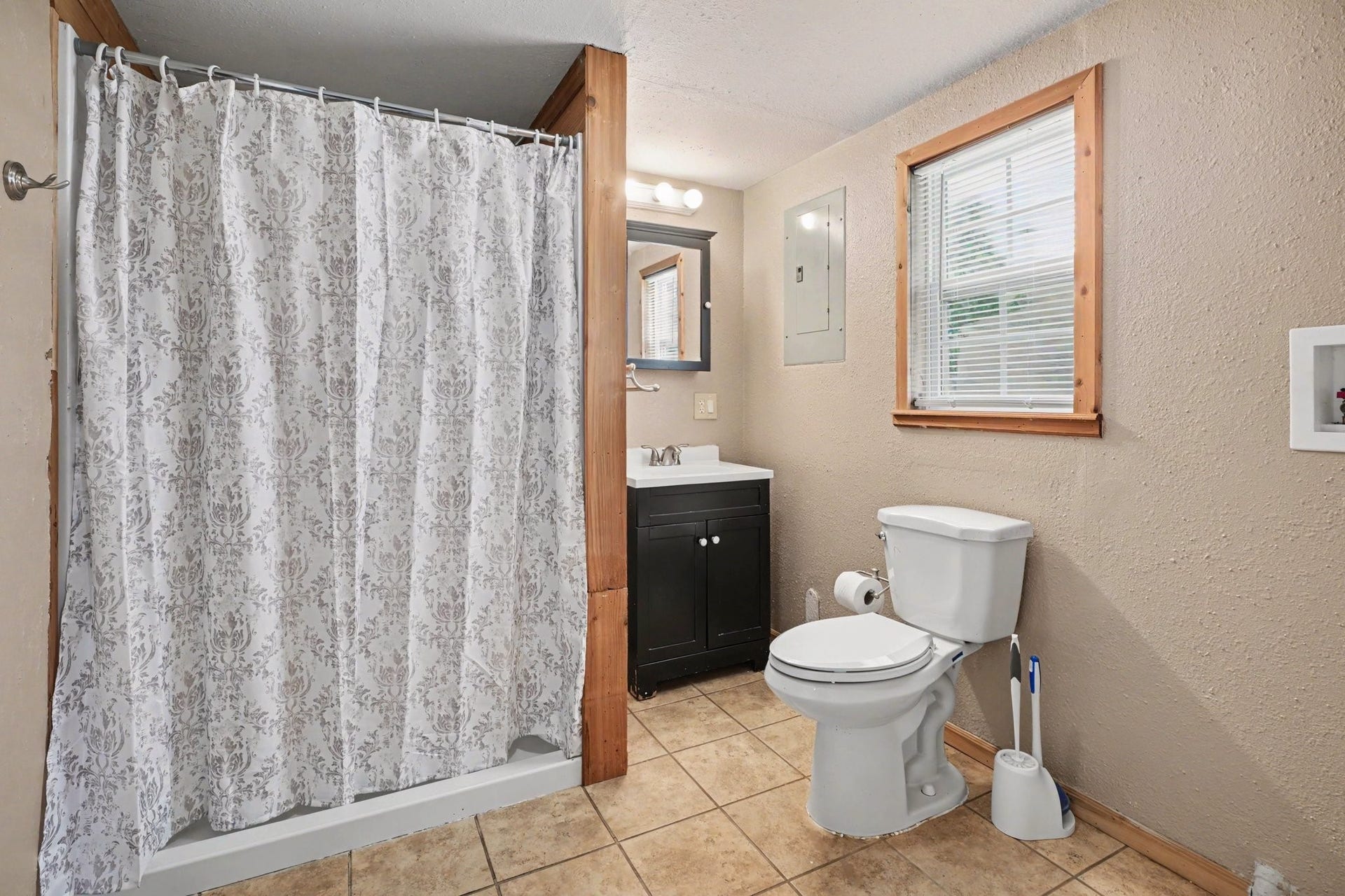 17310 Mcdonald Road, Alvin, TX 77511 Guest house bathroom