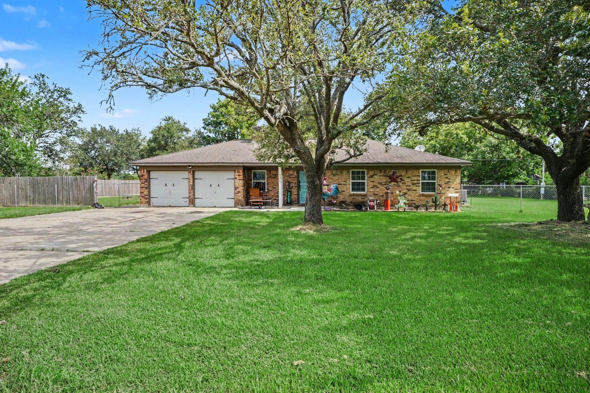 17310 Mcdonald Road, Alvin, TX 77511 Mature trees and plenty of front yard