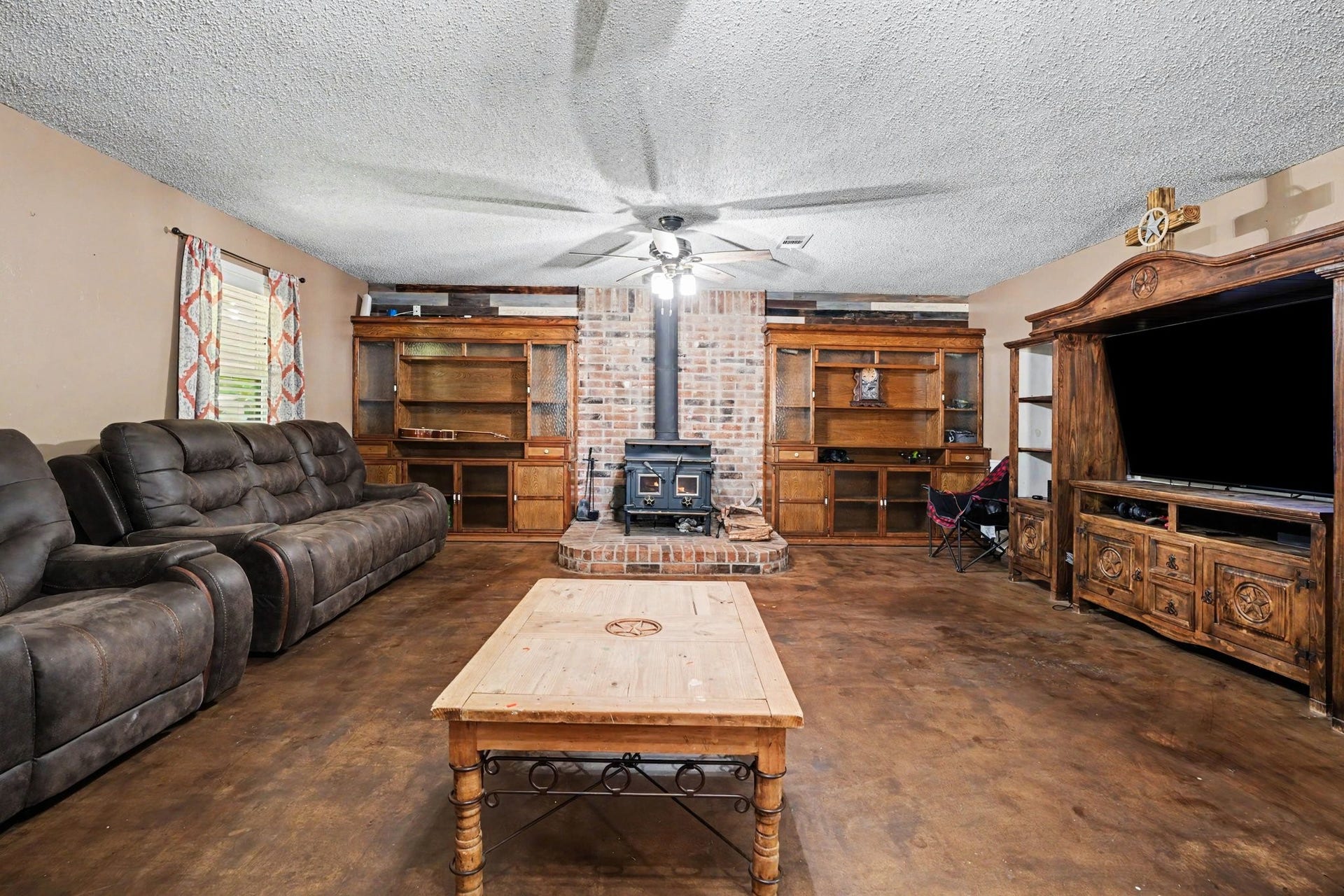 17310 Mcdonald Road, Alvin, TX 77511 Spacious living area