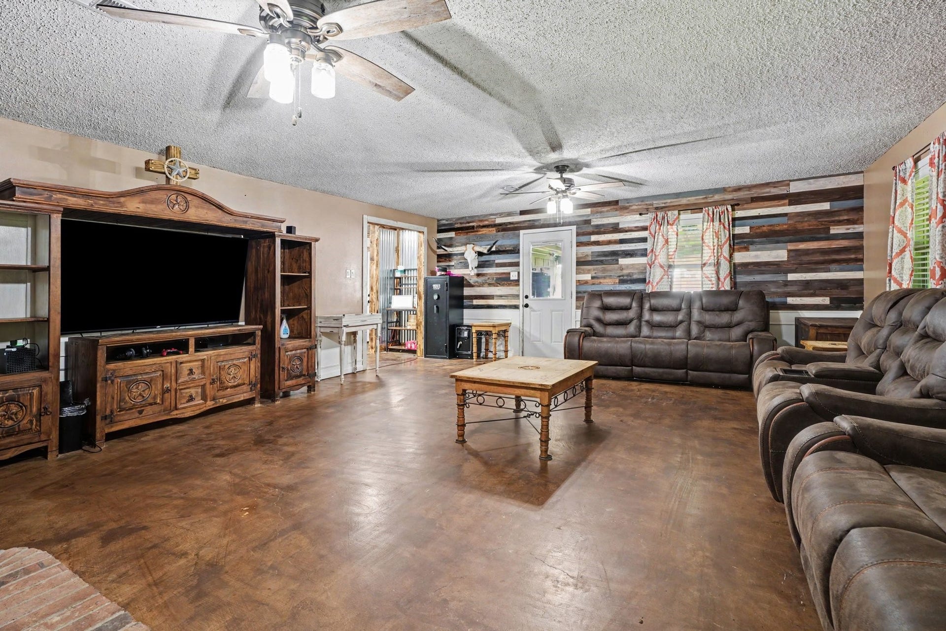 17310 Mcdonald Road, Alvin, TX 77511 Third view of the living area