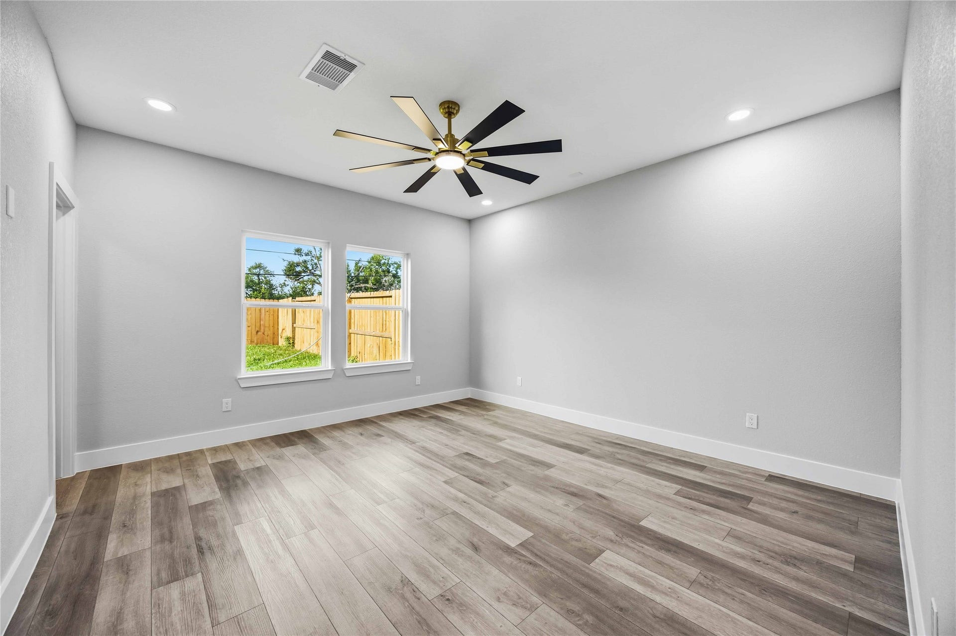 5326 Ridgeway Drive, Houston, TX 77033 5326 Ridgeway Drive, Houston, TX 77033