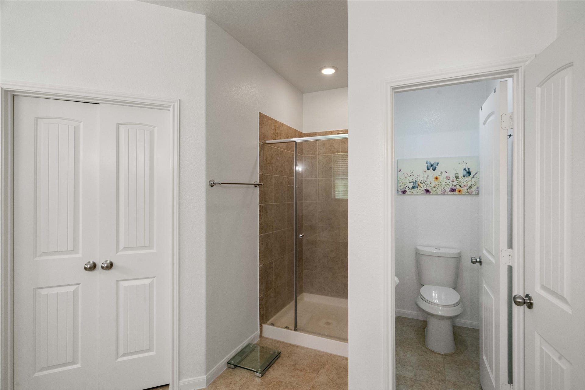 Start your mornings refreshed with a separate shower and thoughtfully arranged bath space designed for daily comfort.