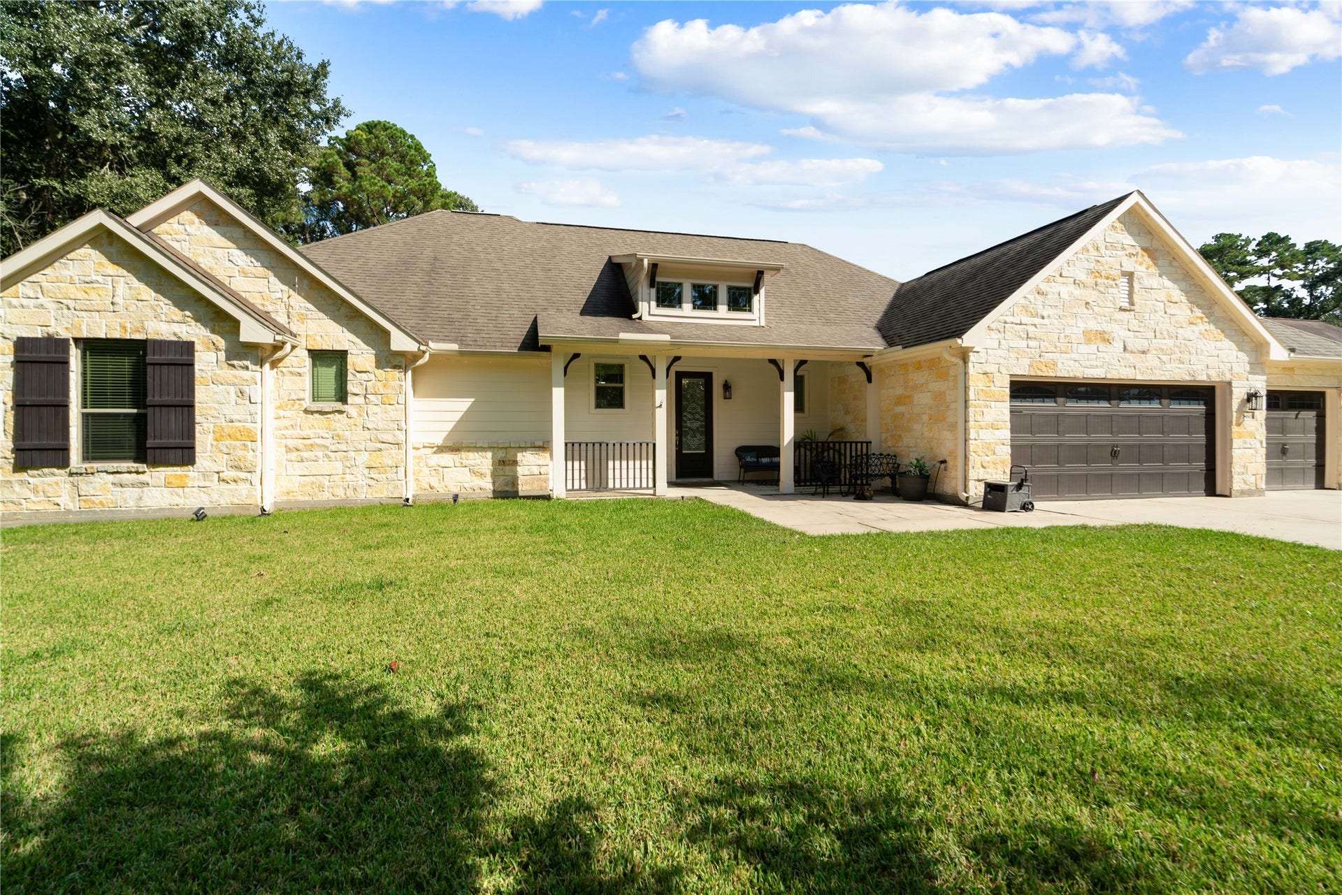 Beautiful curb appeal meets wide-open green space! Imagine coming home to this inviting setting every single day.