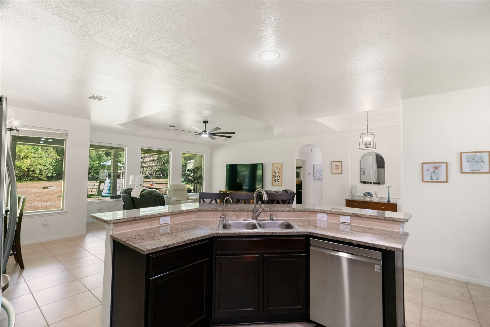 Room to prep, serve, and gather! Generous countertops and a central island make this kitchen ready for everything from weeknight dinners to holiday feasts.
16