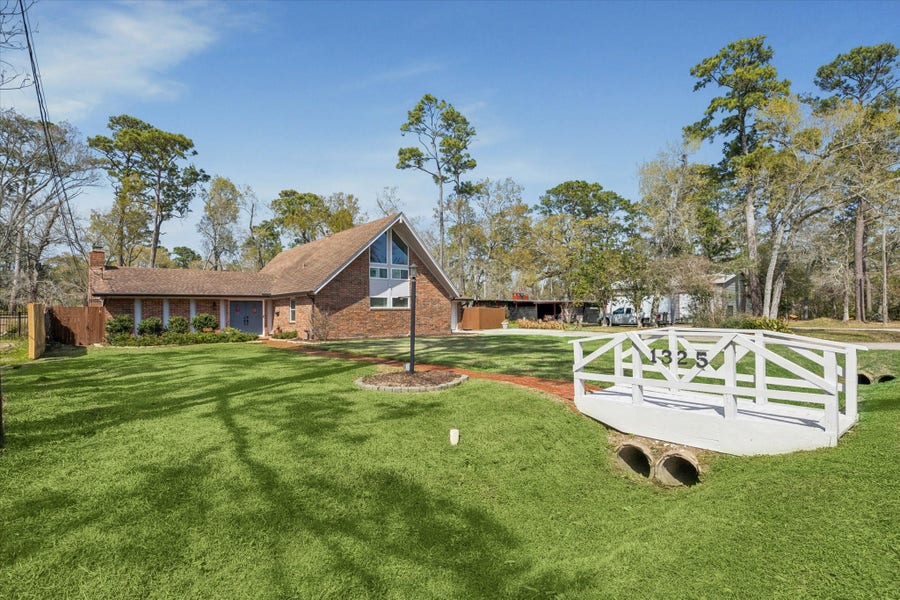 Property photo for 1325 Plantation Drive, Dickinson, TX