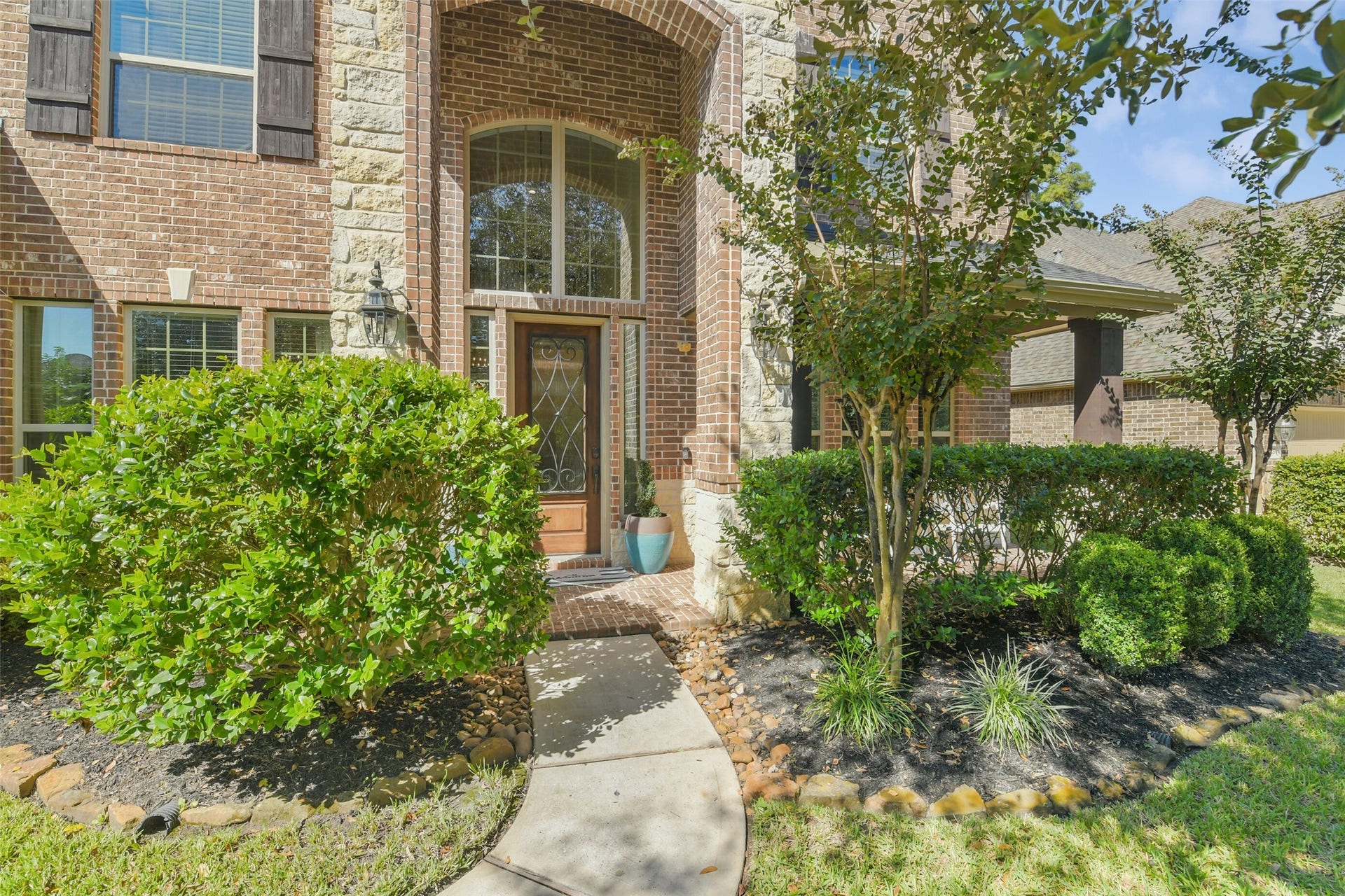 119 Finchfield Place, Montgomery, TX 77316 Charming front entry with attractive brickwork, mature landscaping, and a covered entrance.
