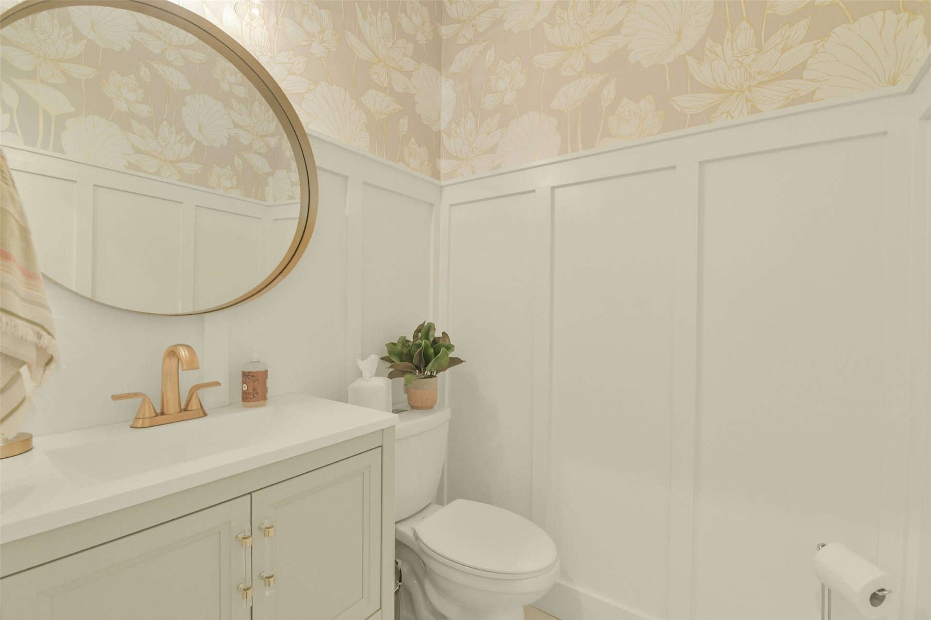 119 Finchfield Place, Montgomery, TX 77316 Beautifully appointed powder bathroom featuring decorative wall finishes and a stylish vanity.