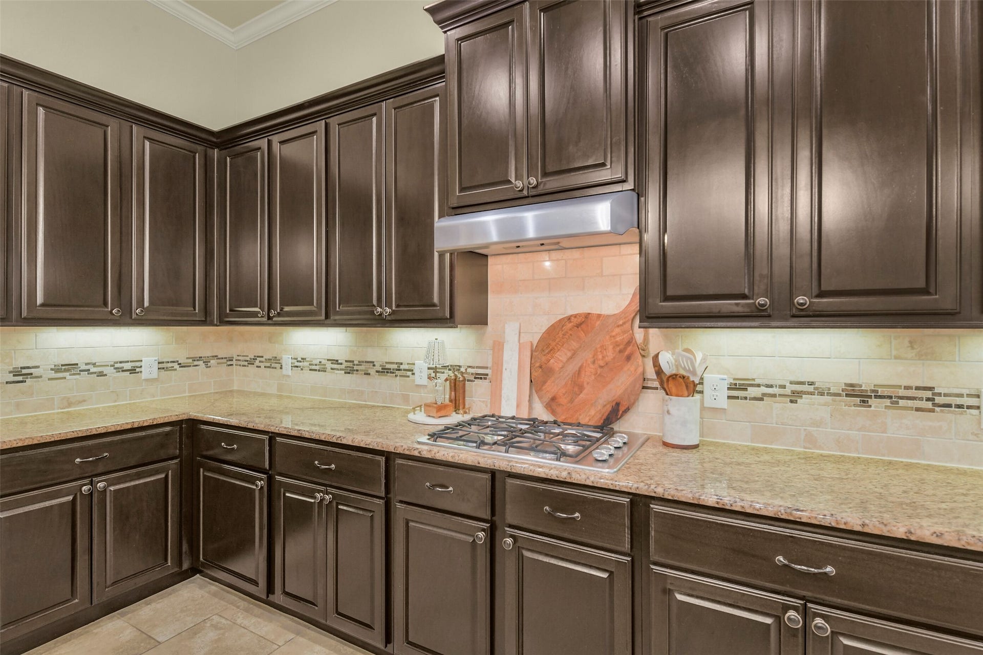 119 Finchfield Place, Montgomery, TX 77316 Beautiful wood cabinetry, tile backsplash, and generous preparation space create a functional kitchen.