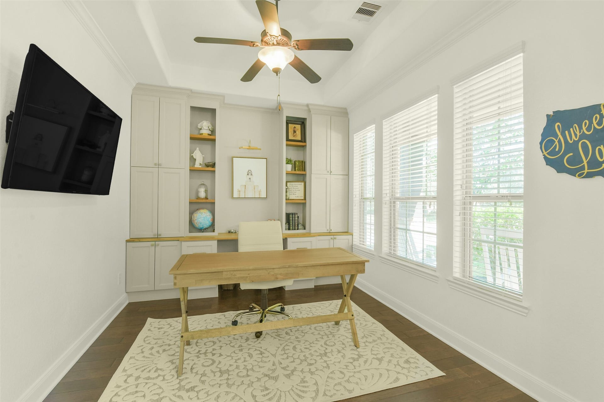 119 Finchfield Place, Montgomery, TX 77316 Private home office with built-in cabinetry, large windows, and ample workspace.