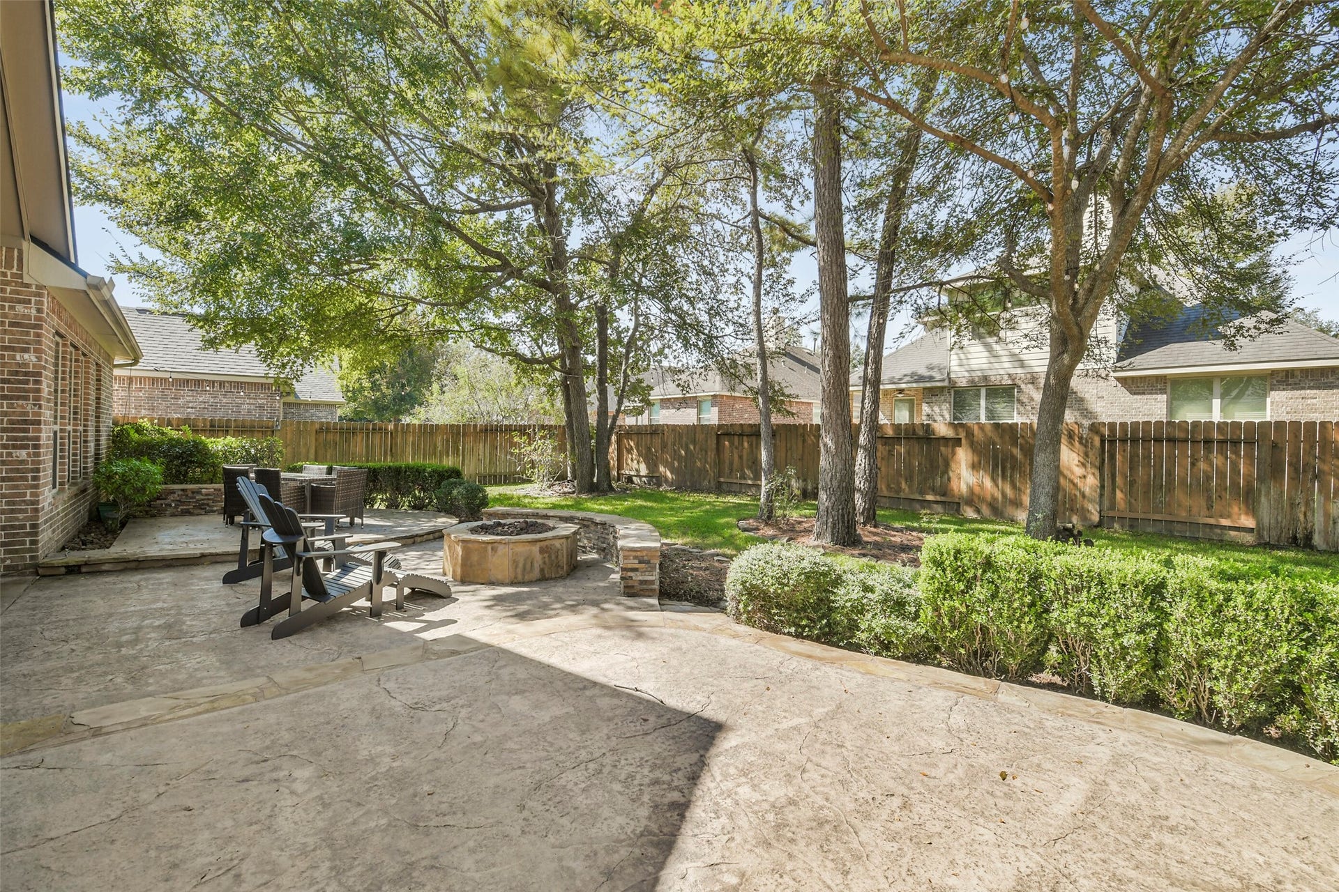 119 Finchfield Place, Montgomery, TX 77316 Generous backyard entertaining space with mature shade trees and multiple seating areas.