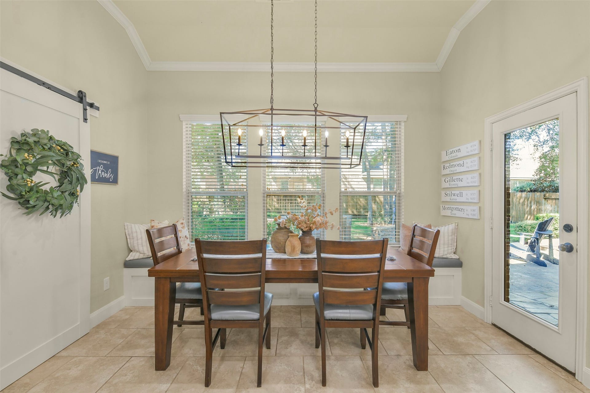 119 Finchfield Place, Montgomery, TX 77316 Bright breakfast area overlooking the backyard, with large windows and plenty of natural light.