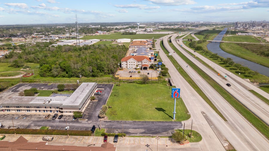 Property photo for 1000 Highway 332, Clute, TX