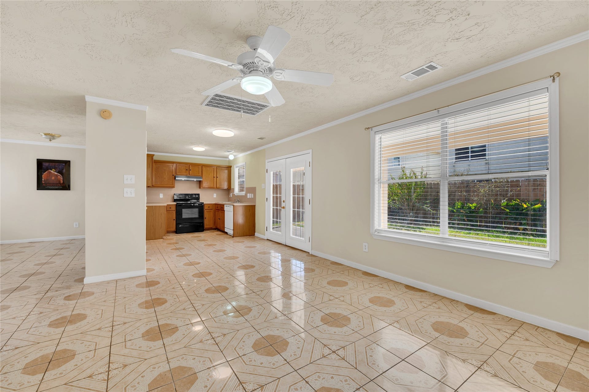 11818 Eagle Island Lane, Houston, TX 77034 FAMILY ROOM AND KITCHEN