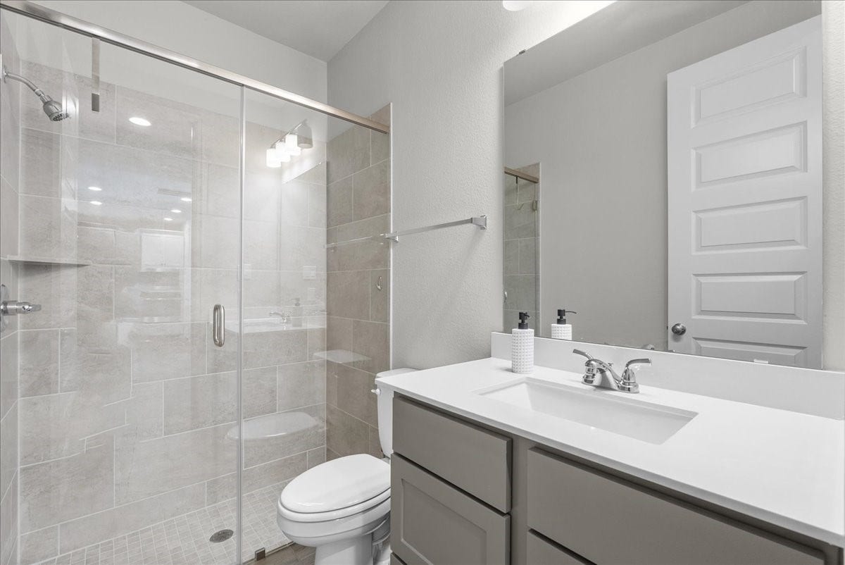 19007 Satsuma Ridge Drive, Manvel, TX 77578 Full size guest bathroom.