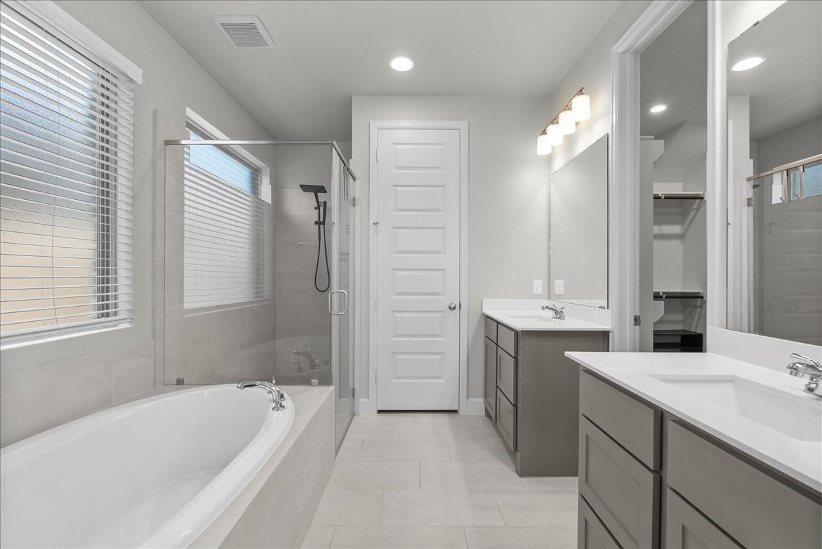 19007 Satsuma Ridge Drive, Manvel, TX 77578 Primary ensuite bathroom with a nice spa like shower and soaking tub.