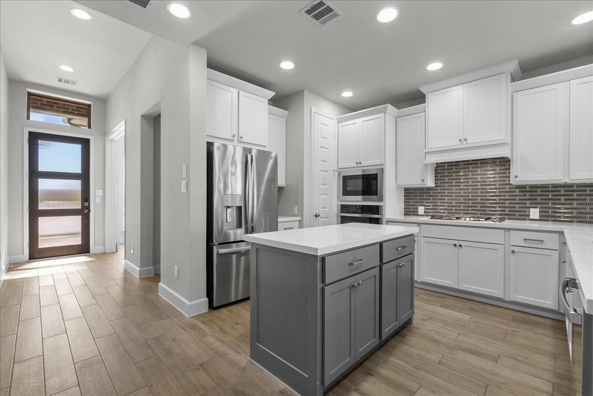 19007 Satsuma Ridge Drive, Manvel, TX 77578 As you continue to enter the home a chef's delight awaits in this amazing kitchen! Refrigerator is included with this home!