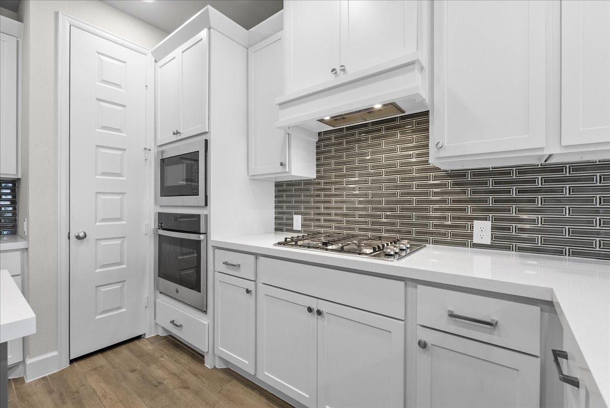 19007 Satsuma Ridge Drive, Manvel, TX 77578 Gas cooktop.