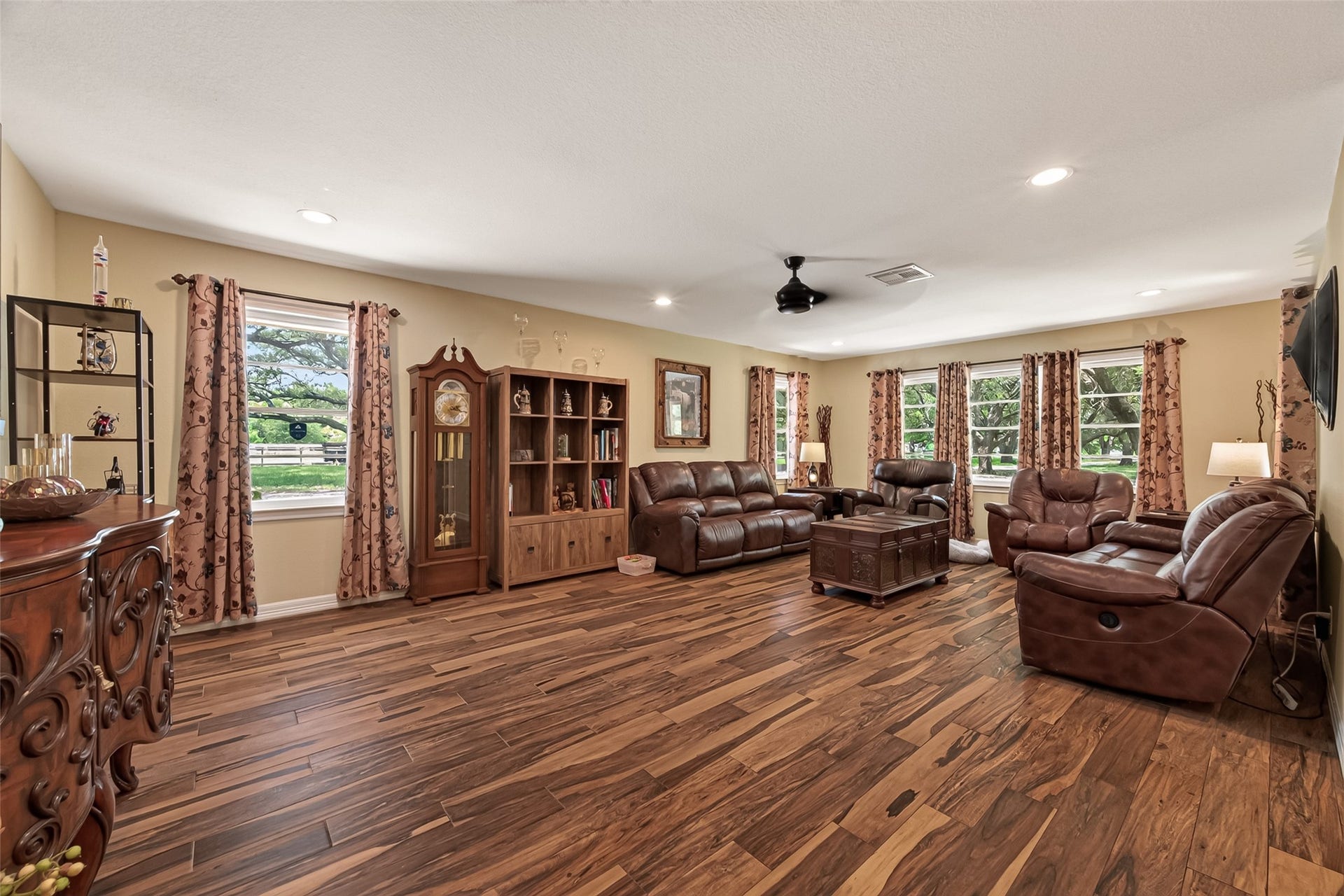 5606 Highland Road, Santa Fe, TX 77517 5606 Highland Road, Santa Fe, TX 77517