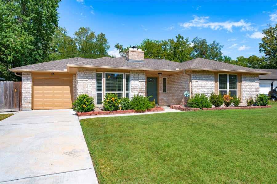 Property photo for 512 Castlelake Drive, Friendswood, TX