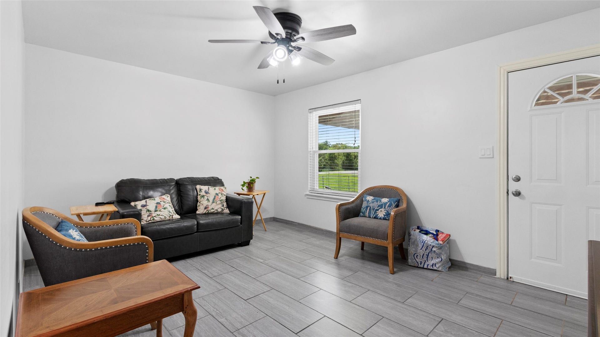 11723 County Road 458, #FM523, Angleton, TX 77515 LIVING ROOM