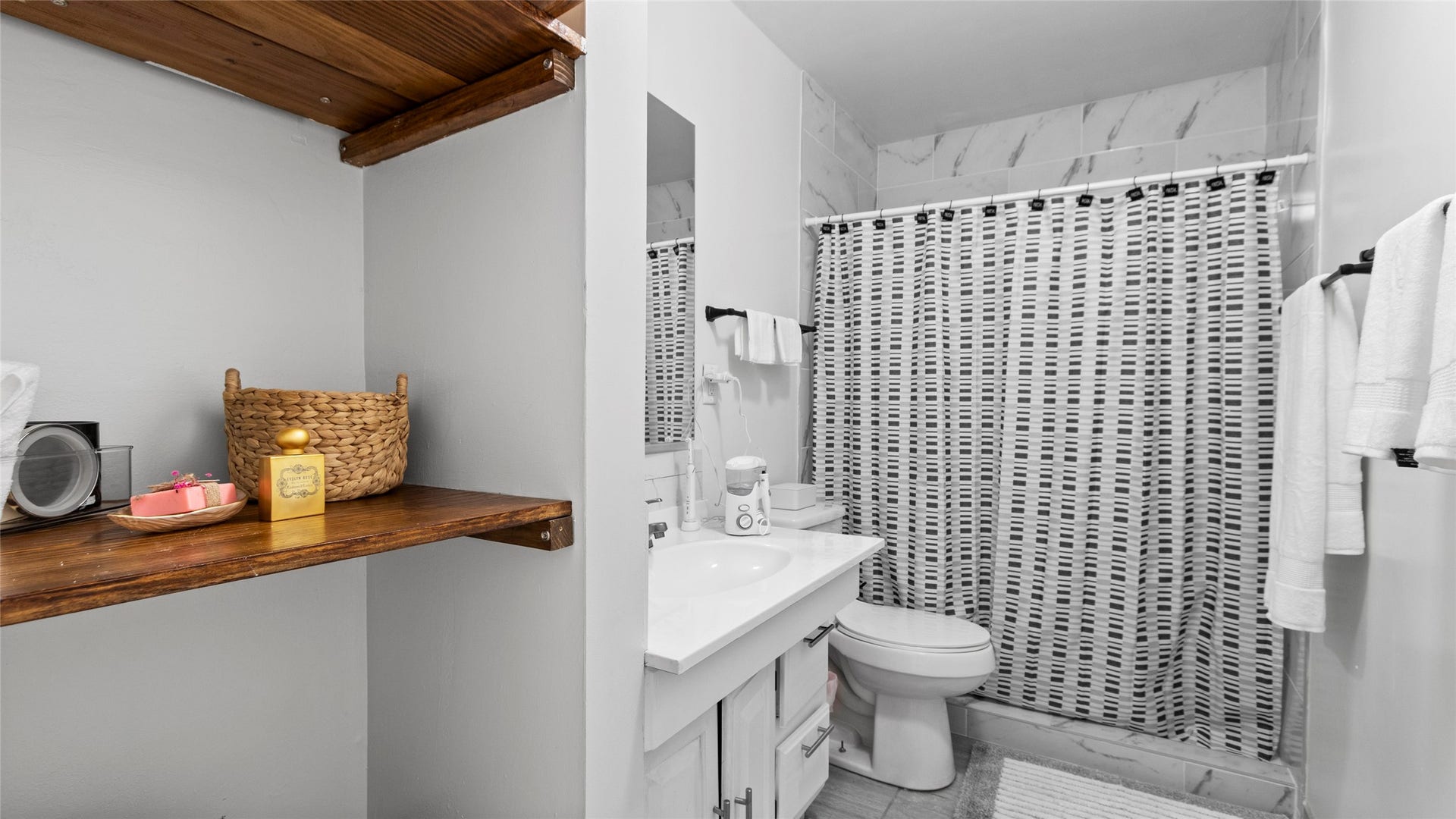 11723 County Road 458, #FM523, Angleton, TX 77515 FULL PRIMARY BEDROOM WITH WALK-IN SHOWER