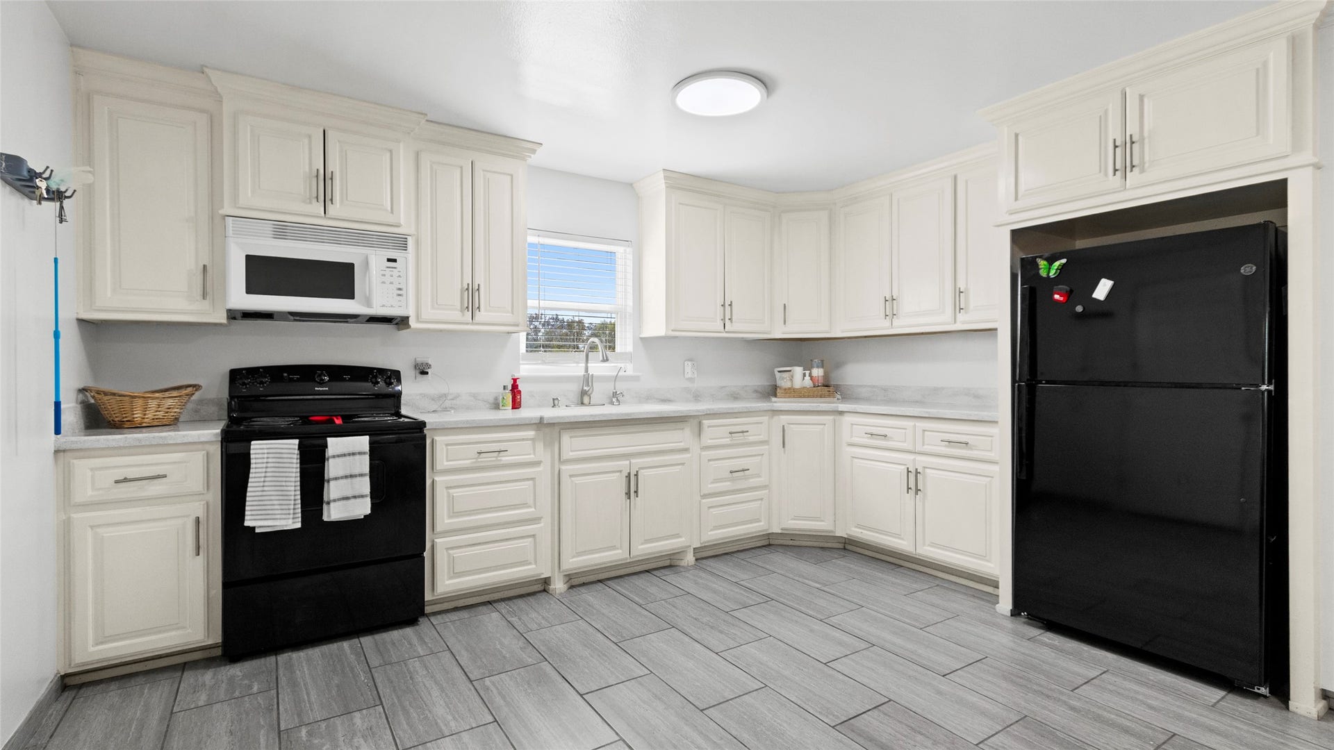 11723 County Road 458, #FM523, Angleton, TX 77515 OPEN KITCHEN VIEW