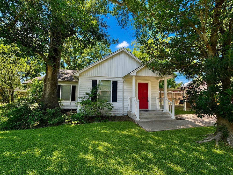 Property photo for 705 Shady Lane, Angleton, TX