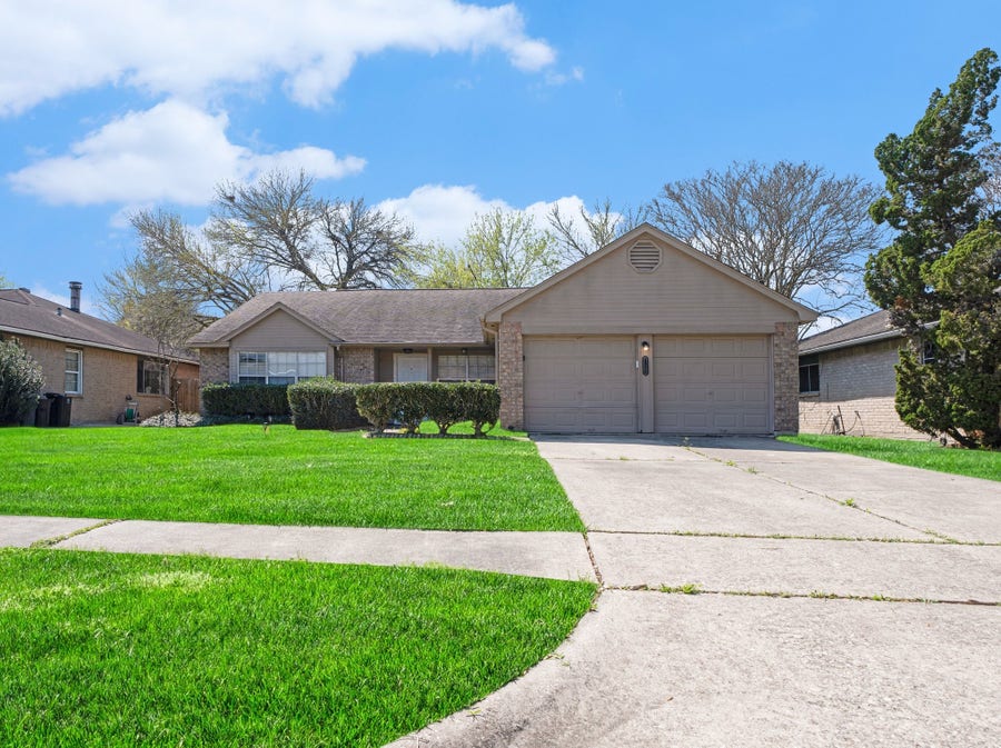Property photo for 1826 Pilgrims Point Drive, Friendswood, TX