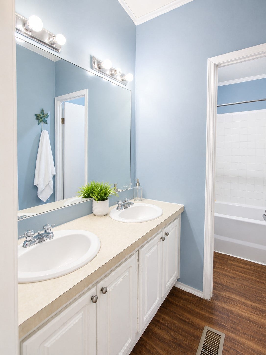 1017 Woodland Street, Channelview, TX 77530 Family Bathroom.