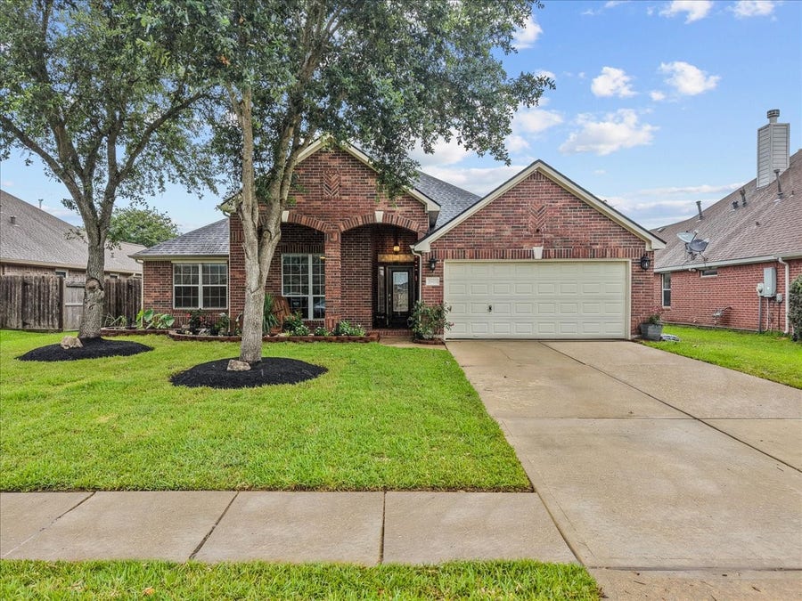 Property photo for 2605 Pebble Creek Drive, Pearland, TX