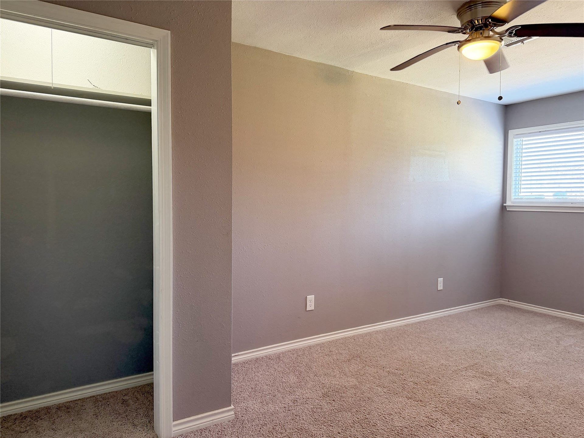 1302 N Avenue R, Freeport, TX 77541 Carpeted secondary bedroom provides a functional layout with room for bedroom furnishings and storage.