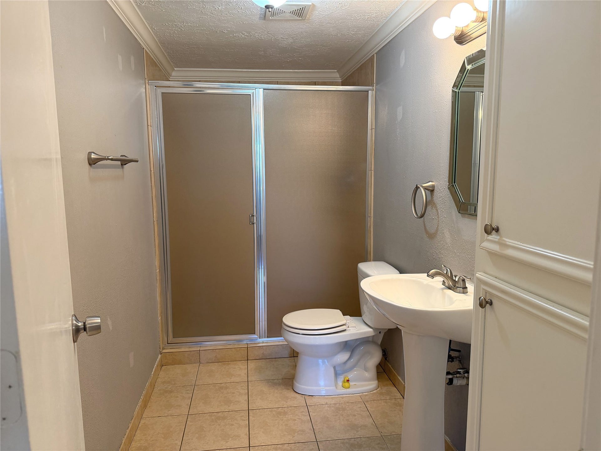 1302 N Avenue R, Freeport, TX 77541 Secondary bathroom is conveniently located just off the front room and offers easy access from the main living areas.