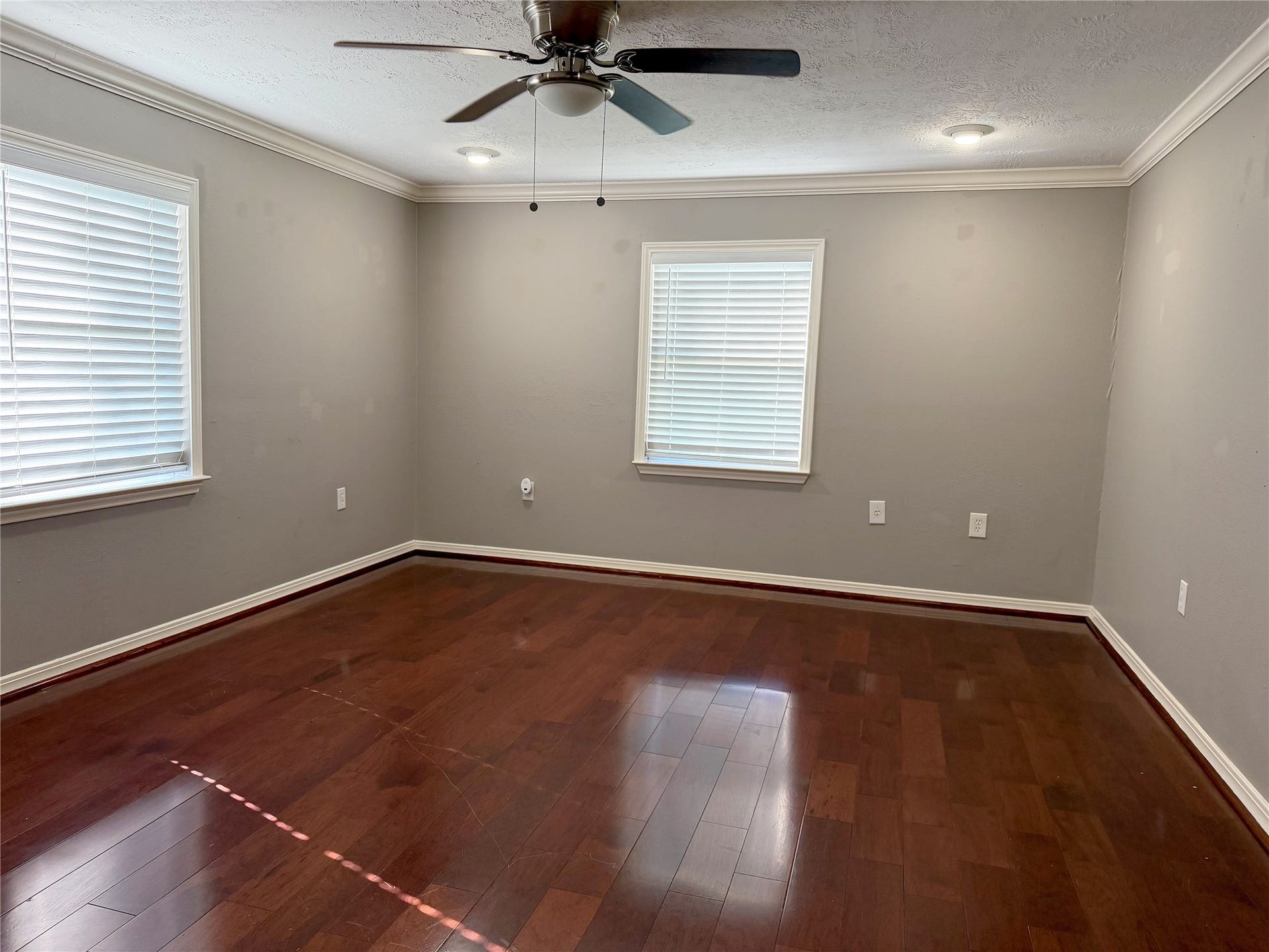 1302 N Avenue R, Freeport, TX 77541 Dining room is conveniently located just off the kitchen and features laminate flooring with space for everyday meals and gatherings.