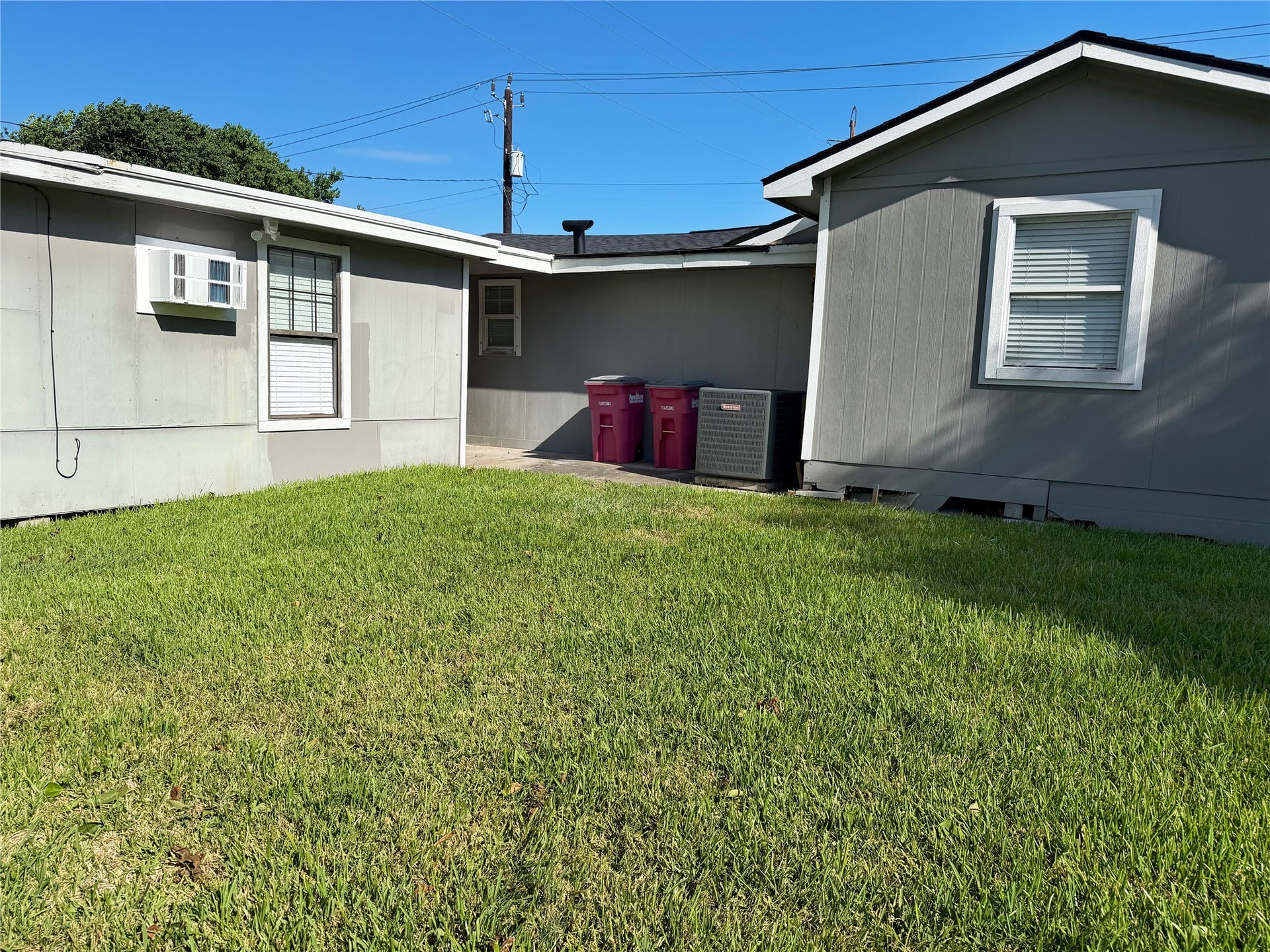 1302 N Avenue R, Freeport, TX 77541 Spacious backyard offering plenty of room for outdoor activities, seating, gardening, or future improvements.