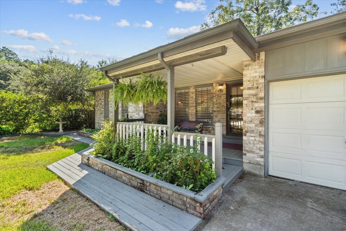 8717 Acorn Lane, Hitchcock, TX 77563 Beautiful covered front patio.
