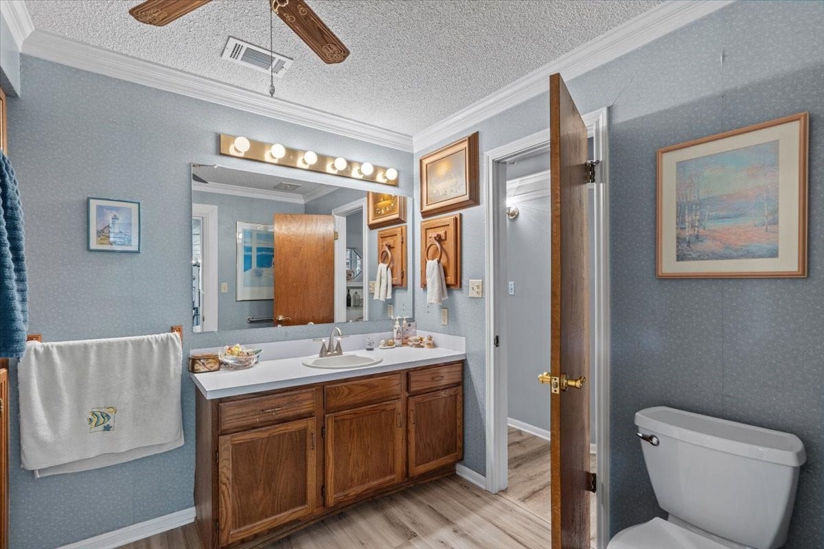 8717 Acorn Lane, Hitchcock, TX 77563 Secondary bathroom.