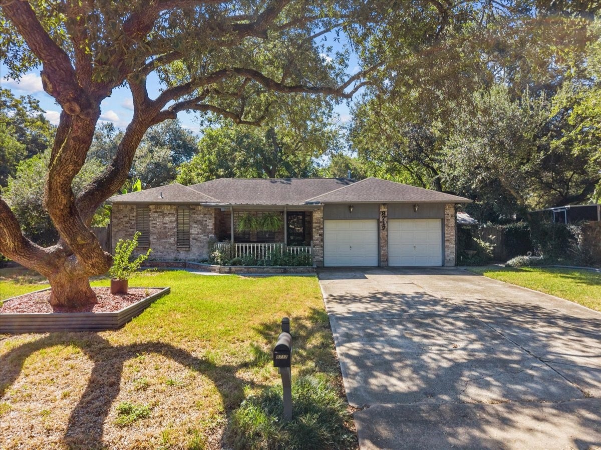 8717 Acorn Lane, Hitchcock, TX 77563 3/2/2 with workshop in back.