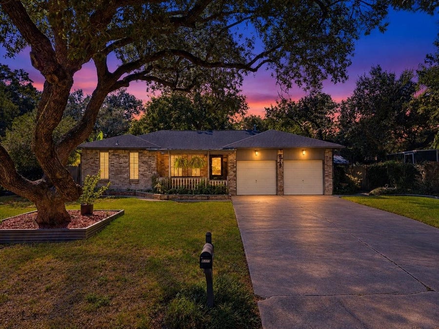 Property photo for 8717 Acorn Lane, Hitchcock, TX