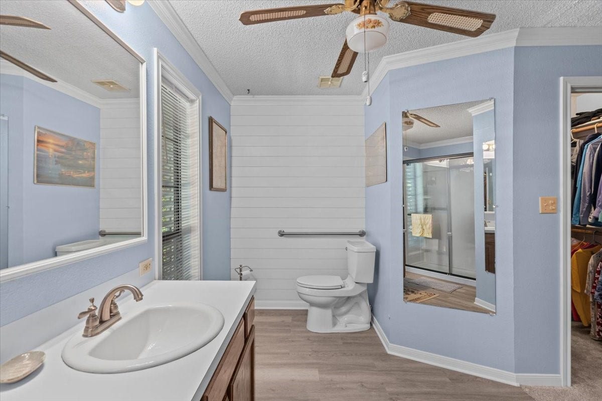8717 Acorn Lane, Hitchcock, TX 77563 8717 Acorn Lane, Hitchcock, TX 77563