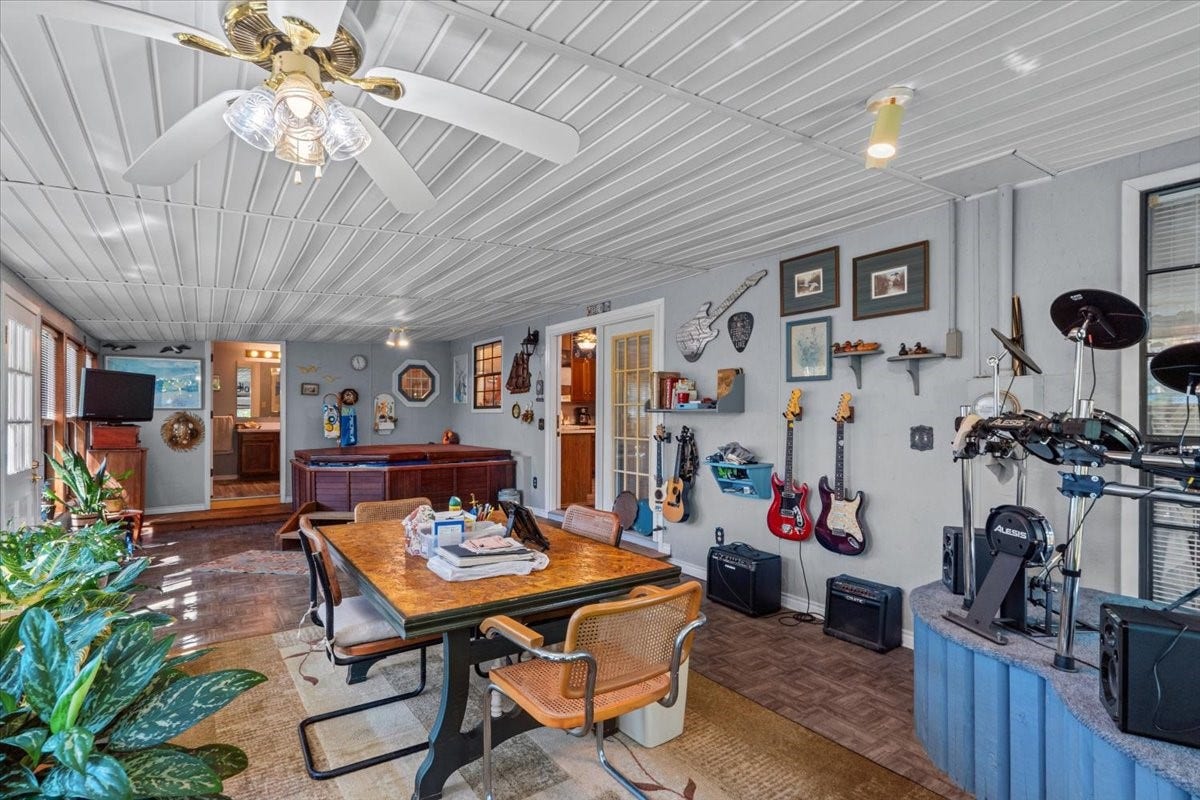 8717 Acorn Lane, Hitchcock, TX 77563 8717 Acorn Lane, Hitchcock, TX 77563