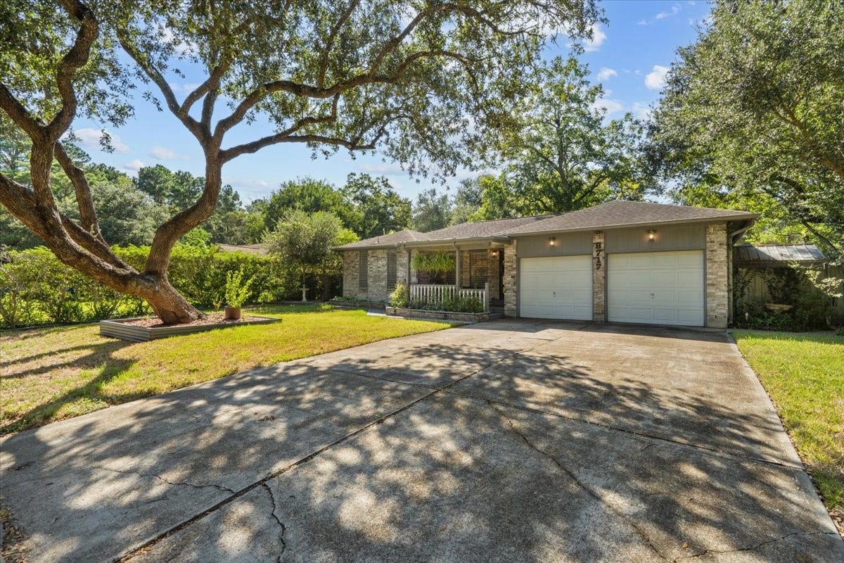 8717 Acorn Lane, Hitchcock, TX 77563 8717 Acorn Lane, Hitchcock, TX 77563