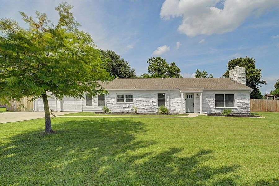 Property photo for 212 Lakewood Drive, Baytown, TX
