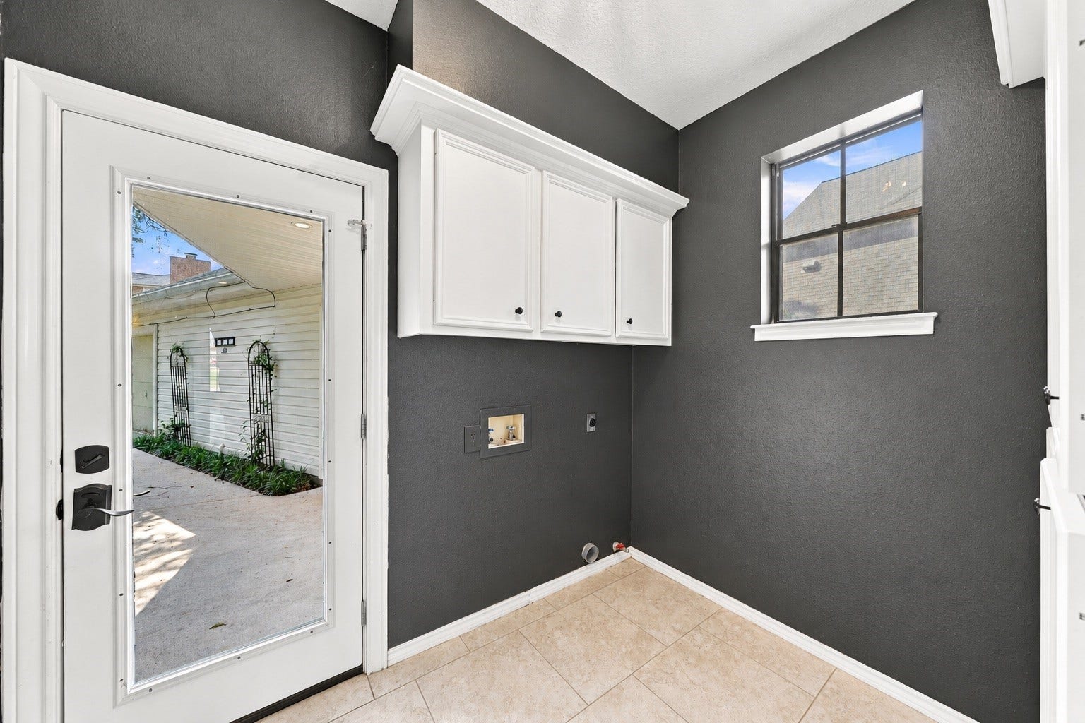 Mud room close to the kitchen, leads to the backyard