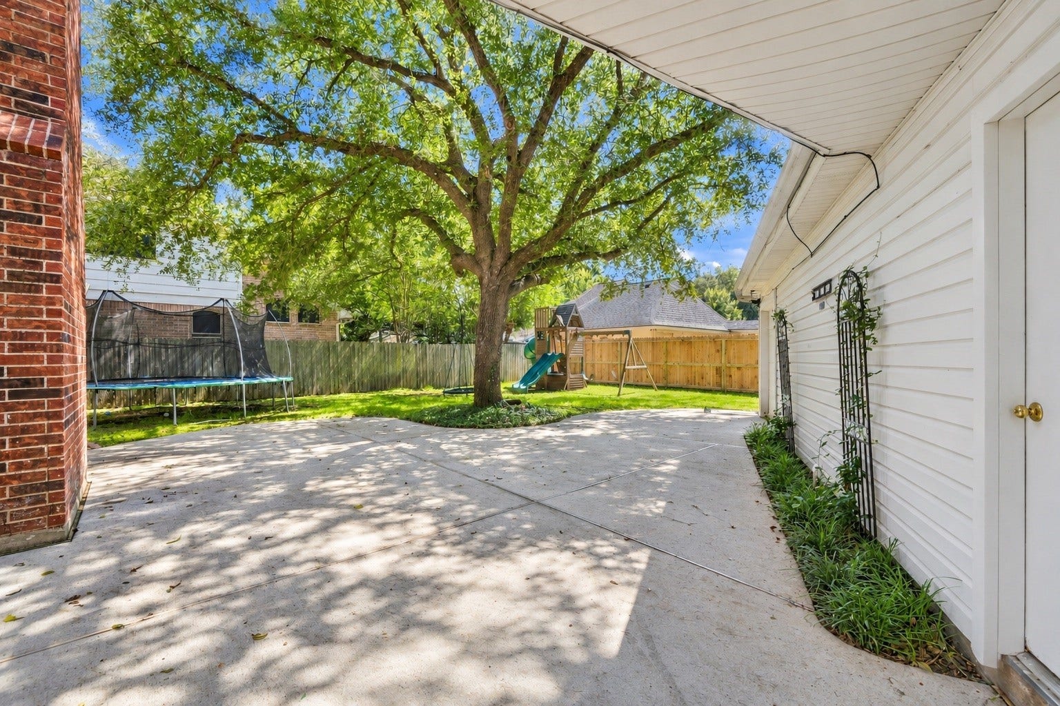 Large Backyard, plenty of shade - HOT TUB AROUND CORNER (photo soon)