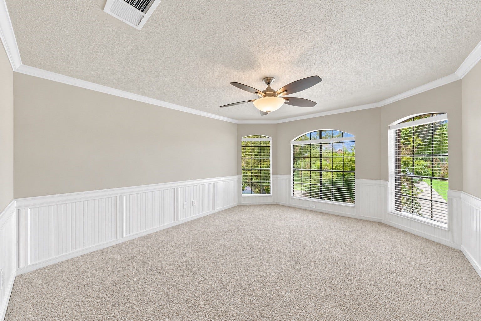 Large upstairs Gameroom